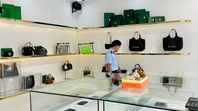 Quản lý thị trường Đà Nẵng phát hiện nhiều cửa hàng bày bán hàng hóa giả mạo nhãn hiệu. Ảnh: QLTT
