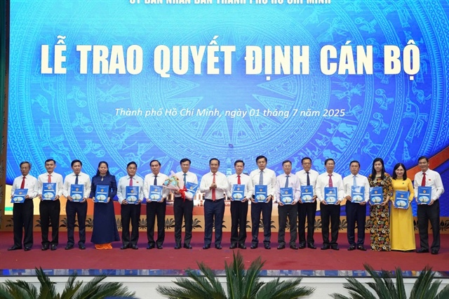 Chủ tịch UBND TP.HCM trao quyết định bổ nhiệm các Phó Giám đốc Sở Nông nghiệp và Môi trường TP.HCM, hôm 1-7. Ảnh: THUẬN VĂN