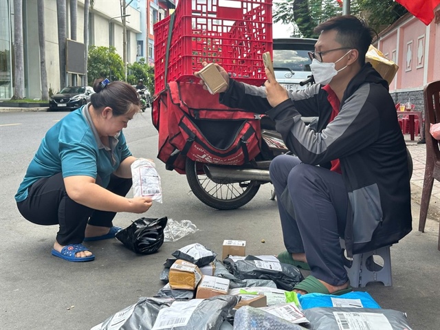 Từ ngày 1-8, Cục Hải quan sẽ thu thuế VAT tự động đối với hàng hóa nhập khẩu giá trị nhỏ thông qua dịch vụ chuyển phát nhanh. Ảnh trong bài: Người dân nhận hàng sau mua sắm. Ảnh: HẠ QUYÊN