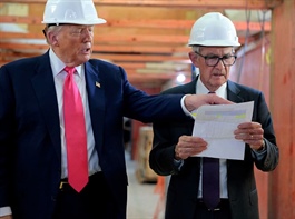 Ông Trump bất ngờ thị sát Fed