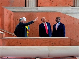 Ông Trump và cơn bão ngay trụ sở của Fed