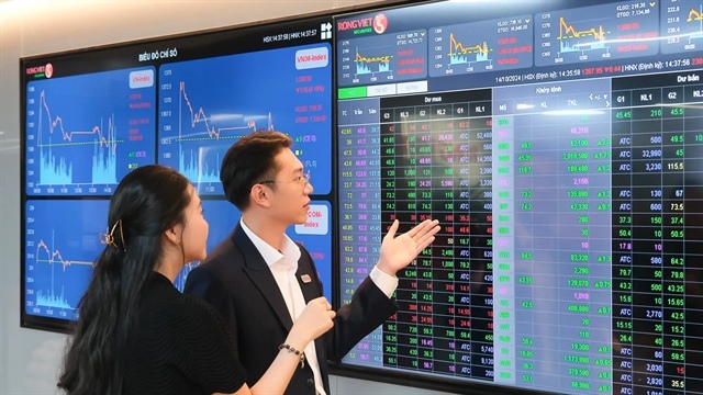 Market reverses as VN-Index falls below 1,500 points