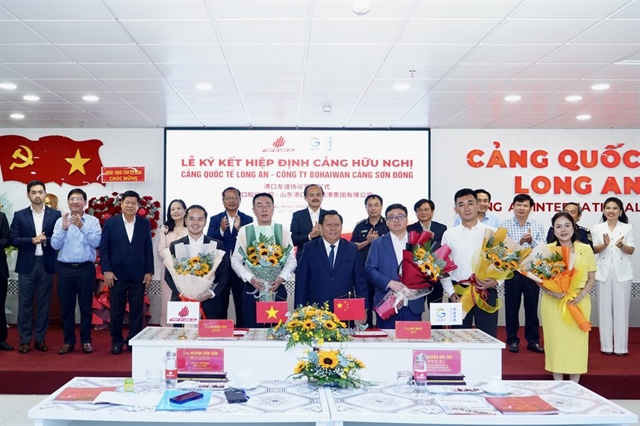 Ông Huỳnh Văn Sơn, Phó Chủ tịch UBND tỉnh Tây Ninh (giữa) trao hoa chúc mừng đến các đơn vị ký kết để chúc mừng cho sự hợp tác phát triển bền vững. Ảnh: CLA