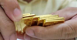Giá vàng miếng SJC, vàng nhẫn 99,99 bất ngờ tăng sốc