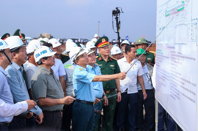 This is the eighth time Prime Minister Pham Minh Chinh has inspected the project - Photo: VGP/Nhat Bac