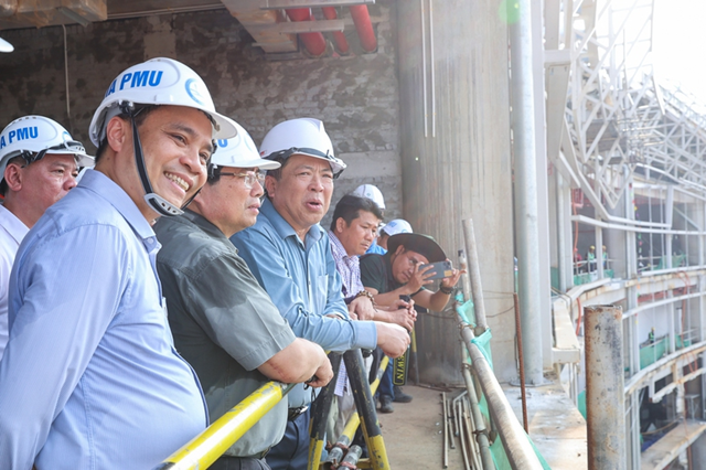 Prime Minister listening to the report on construction results and progress - Photo: VGP/Nhat Bac