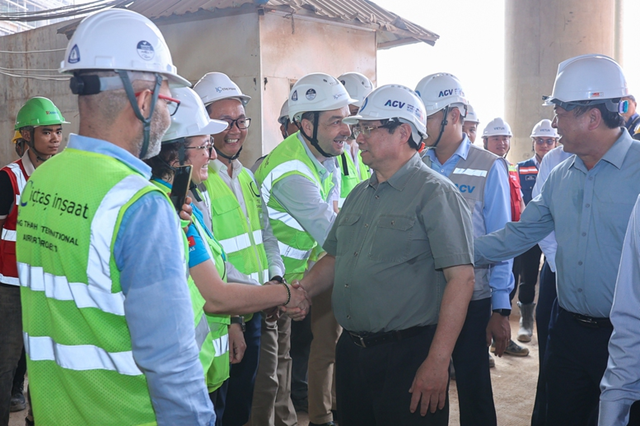 Prime Minister Pham Minh Chinh commended the relevant agencies, especially the Ministry of Construction and ACV - Photo: VGP/Nhat Bac