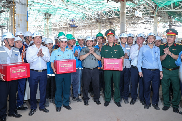 Prime Minister presenting gifts to officials, workers, and laborers on the construction site - Photo: VGP/Nhat Bac