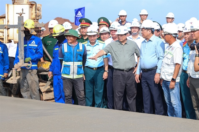 Prime Minister inspecting the construction site of the second runway and the airport terminal - Photo: VGP/Nhat Bac