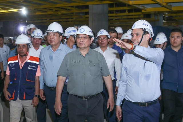 Prime Minister listening to the report on construction results and progress - Photo: VGP/Nhat Bac