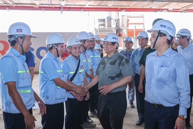 Prime Minister encouraging officials, workers, and laborers on the construction site - Photo: VGP/Nhat Bac