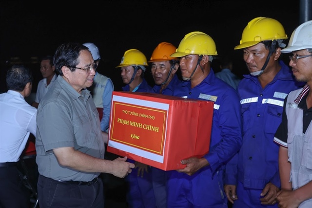 Prime Minister presenting gifts and encouraging the team of officials, engineers, workers, and laborers on the Ho Chi Minh City Ring Road 3 project, Tan Van - Nhon Trach section - Photo: VGP/Nhat Bac