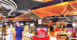 Kiếm cả trăm tỉ đồng nhờ bán đồ ăn, trà sữa, hàng miễn thuế...