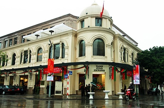 Foreign investors pour $325 million into Vietnamese stocks in July