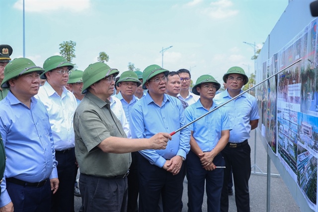 Thủ tướng kiểm tra tiến độ cầu Phong Châu, chỉ đạo triển khai tuyến cao tốc mới tại Phú Thọ- Ảnh 6.