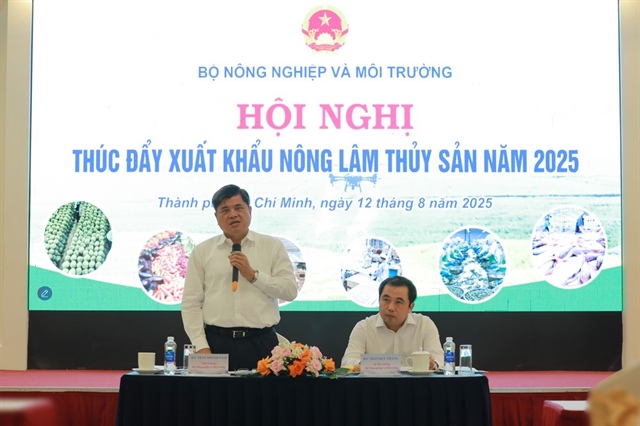 Thứ trưởng Bộ Nông nghiệp và Môi trường Trần Thanh Nam (cầm micaro) đang phát biểu tại hội nghị. Ảnh: Nguyễn Thủy