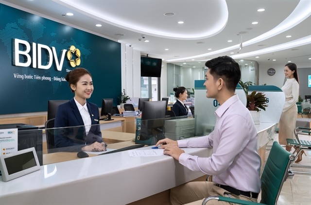 VN-Index hits record high, closing above 1,600 points