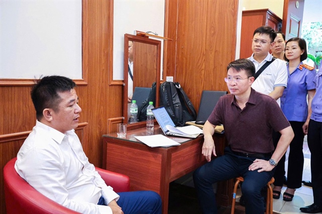 Thiếu tướng Nguyễn Minh Tuấn, Giám đốc Công an tỉnh trực tiếp lấy lời khai đối tượng cầm đầu Nguyễn Chánh Đáng trong ổ nhóm tội phạm. Ảnh: CA