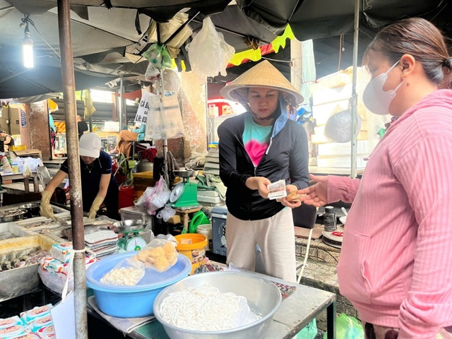 Băn khoăn trước quy định bỏ thuế khoán, các hộ kinh doanh mong muốn được tập huấn kỹ năng và có công cụ kê khai thuế thật đơn giản. Ảnh: THU HÀ