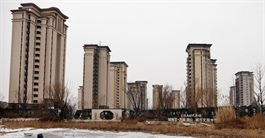 Biểu tượng bất động sản sụp đổ vì gánh nặng nợ khổng lồ, cảnh báo lằn ranh đỏ