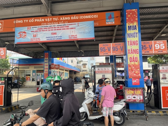 Người tiêu dùng chọn xăng A95. Ảnh: TÚ UYÊN