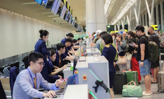 Bất ngờ giá vé máy bay từ TP HCM đi Hà Nội trước lễ diễu binh, diễu hành