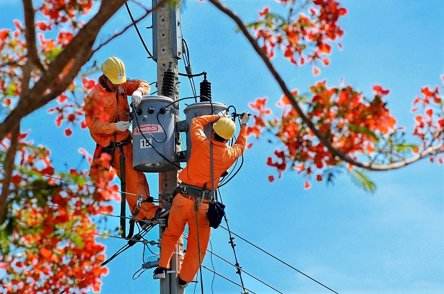 Bộ Chính trị: Tái cơ cấu ngành điện, để người dân lựa chọn đơn vị cung cấp điện 