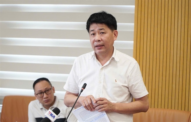 Ông Mai Văn Phấn, Phó Cục trưởng Cục Quản lý đất đai thông tin tại họp báo. Ảnh: Nguyễn Hinh