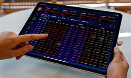 VN-Index dứt chuỗi tăng 4 tuần, nhóm ngân hàng và Vingroup ghì mạnh