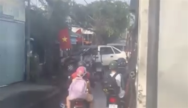 Các thông tin vi phạm, người dân có thể cung cấp qua ứng dụng VNeTraffic. (Ảnh cắt từ clip người lái xe ba gác chở ô tô con được lan truyền trên MXH)