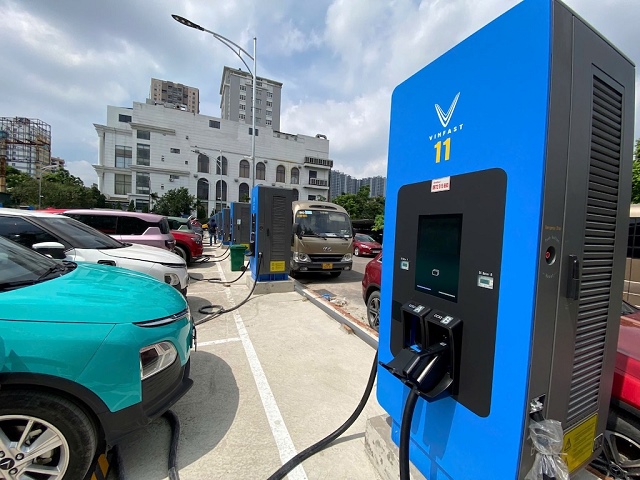 Thế giới Di động và V-Green bắt tay triển khai hàng ngàn điểm sạc xe điện