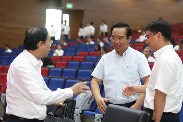 Chủ tịch UBND TP.HCM Nguyễn Văn Được trao đổi với đại biểu tham dự hội nghị. Ảnh: HÀ THƯ