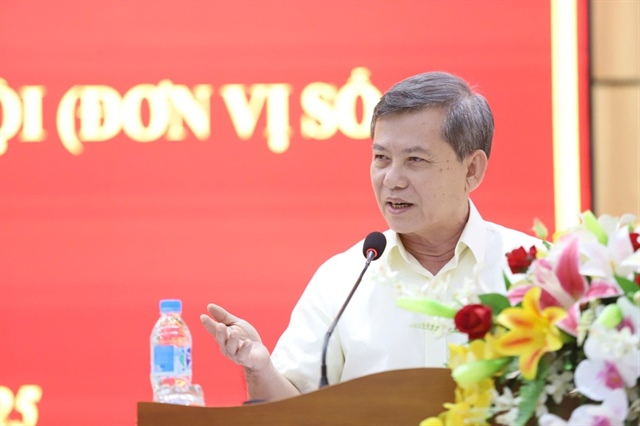 Chánh án TAND tối cao Lê Minh Trí trả lời cử tri. Ảnh: BẢO PHƯƠNG