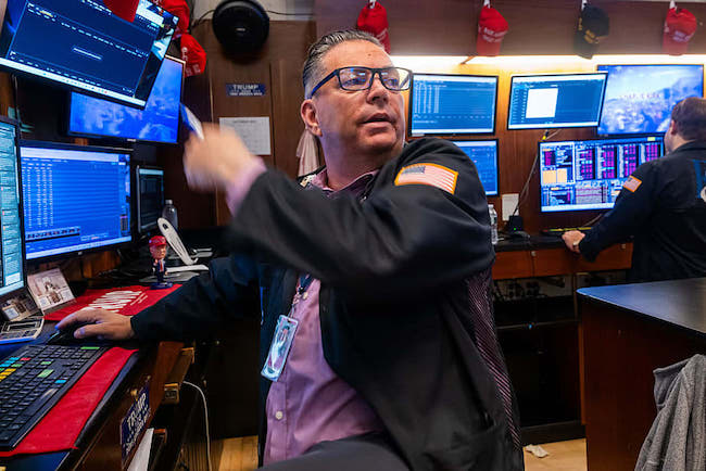 Phố Wall phục hồi, Dow Jones tăng gần 600 điểm