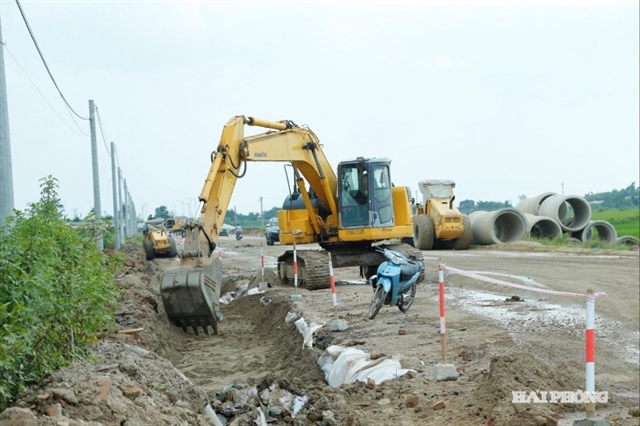 Contractors work at the Hoa River bridge construction investment project. Photo: MoC