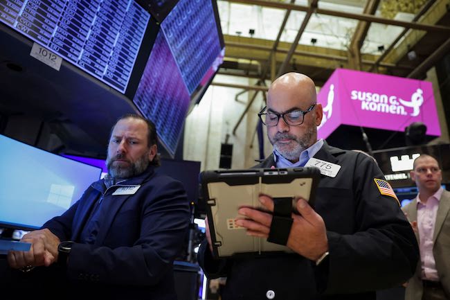 Dow Jones giảm hơn 300 điểm do lo ngại về nợ xấu