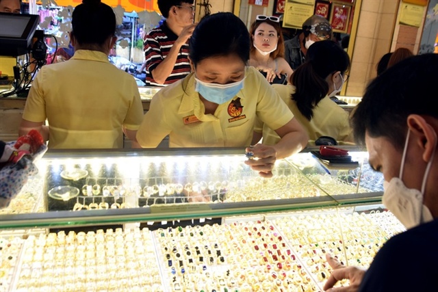 Giá vàng hôm nay 19 - 10: Dự báo tăng trở lại sau khi Lao dốc cuối tuần - Ảnh 2.