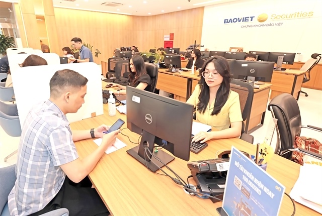 VN-Index drops more than 30 points as property stocks tumble