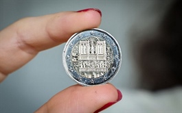 Pháp in hình Nhà thờ Đức Bà Paris lên đồng xu 2 euro mới