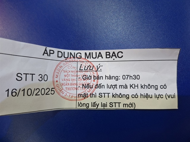Muốn mua được bạc, khách hàng phải xếp hàng để lấy phiếu trước. Ảnh: ĐL