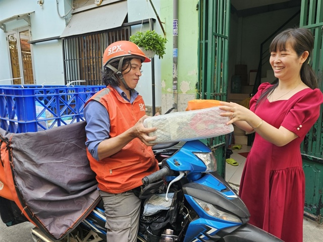 Người Việt ngày càng thích mua hàng chính hãng. Ảnh: THU HÀ