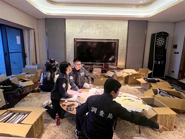 Lực lượng chức năng Đài Loan đột nhập các công ty liên quan tập đoàn Prince Holding Group ngày 4-11. Ảnh: THE STANDARD