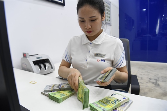 Giá bán USD tại các ngân hàng thương mại vẫn duy trì ổn định từ tháng 10 đến nay. Ảnh: T.L