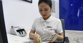 'Giải mã' giá USD chợ đen đang đắt hơn ngân hàng tới 1.600 đồng