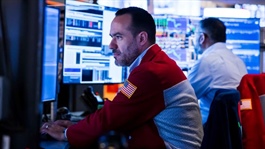 Dow Jones mất gần 400 điểm, Nasdaq Composite giảm gần 2%