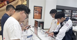 Giá iPhone 17 giảm, người mua vẫn chờ ‘săn deal’