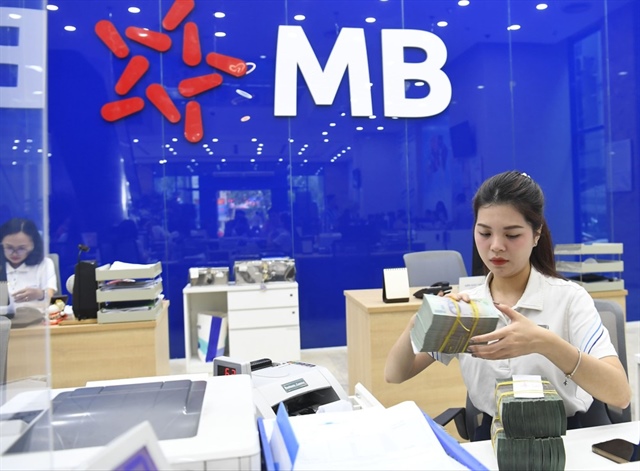 Nhiều ngân hàng ghi nhận mức tăng trưởng tín dụng cao gần gấp đôi so với mức tăng trưởng huy động vốn. Ảnh: T.L