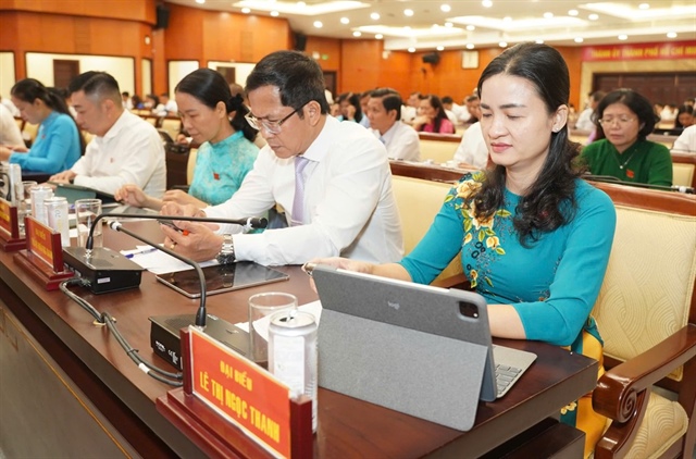 Các đại biểu biểu quyết thông qua nghị quyết. Ảnh: THUẬN VĂN