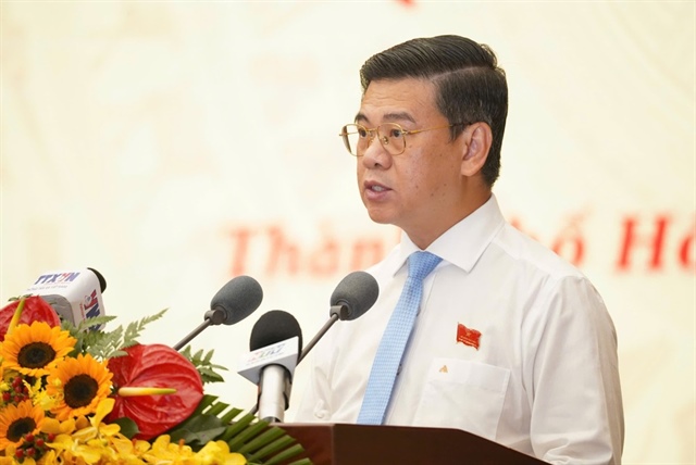 Phó Chủ tịch UBND TP.HCM Nguyễn Văn Dũng trình bày các tờ trình. Ảnh: THUẬN VĂN