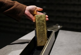 Vàng thế giới quay đầu giảm gần 2%